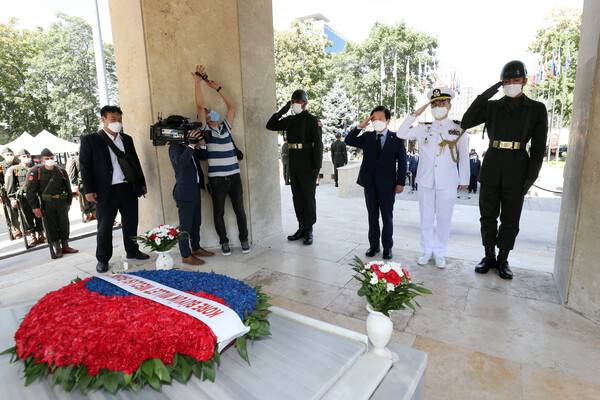 터키 수도 앙카라에 위치한 한국전 참전기념비에 헌화하고禮를 갖추는 박병석 국회의장