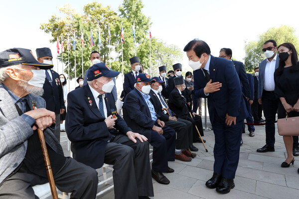 6.25전쟁 참전 터키 노병들에게 禮를 다하는 박병석 국회의장