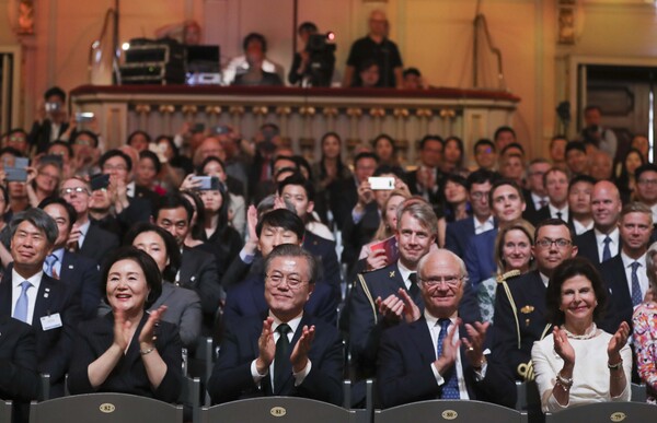 2019년 6월 15일, 문재인 대통령이 스웨덴 스톡홀름 콘서트홀 뮤지칼리스카에서 답례문화행사로 열린 양국 수교 60주년 콘서트에서 공연에 박수 보내고 있다. /뉴시스
