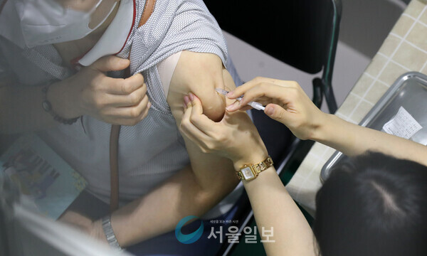 27일 오전 서울 서대문구 북아현체육문화센터에 마련된 코로나19 백신예방접종센터를 찾은 시민들이 백신 접종을 받고 있다.(사진 = 뉴시스)