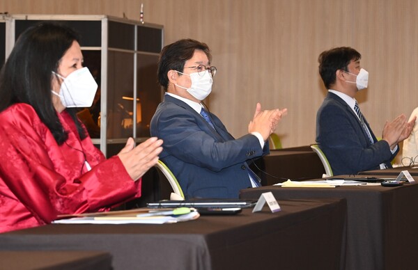 2021 인간도시 수원포럼 개회세션에 참석한 염태영 시장과 데첸 쉐링 UNEP 아태사무소장(왼쪽). (사진/수원시청) 
