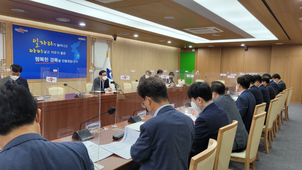 경북도는 지역상공회의소 관계자들이 모인 가운데 현안회의를 개최했다.(사진/경북도청)