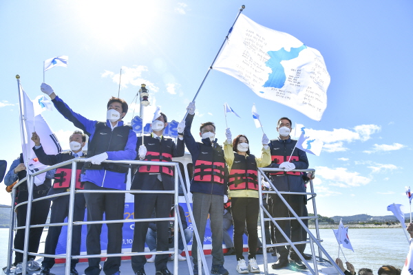 김포시가 통일부와 공동 주최로 ‘2021 평화의 물길열기 염하수로 항행’ 행사를 개최했다. (사진/김포시청) 