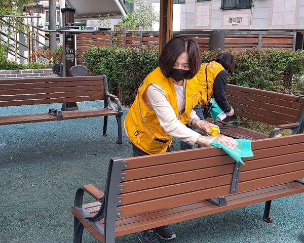 김안숙 회장이 지난 16일 어린이 공원에 비치된 의자를 청소하고 있다. (사진/한국여성정치연맹 서초지회) 