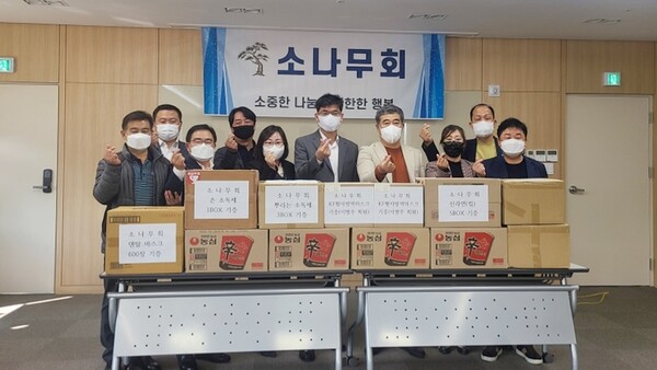 장안구 영화동은 지난 20일, 봉사단체 ‘소나무회’에서 어려운 이웃을 위해 라면 등 후원물품을 기부했다고 밝혔다. (사진/장안구청) 