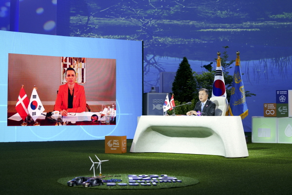 2021년 5월 30일, 문재인 대통령이 서울 동대문디자인플라자(DDP)에서 열린 ‘메테 프레데릭센’ 덴마크 총리와의 한-덴마크 화상 정상회담에 참석해 인사말을 하고 있다.  /뉴시스