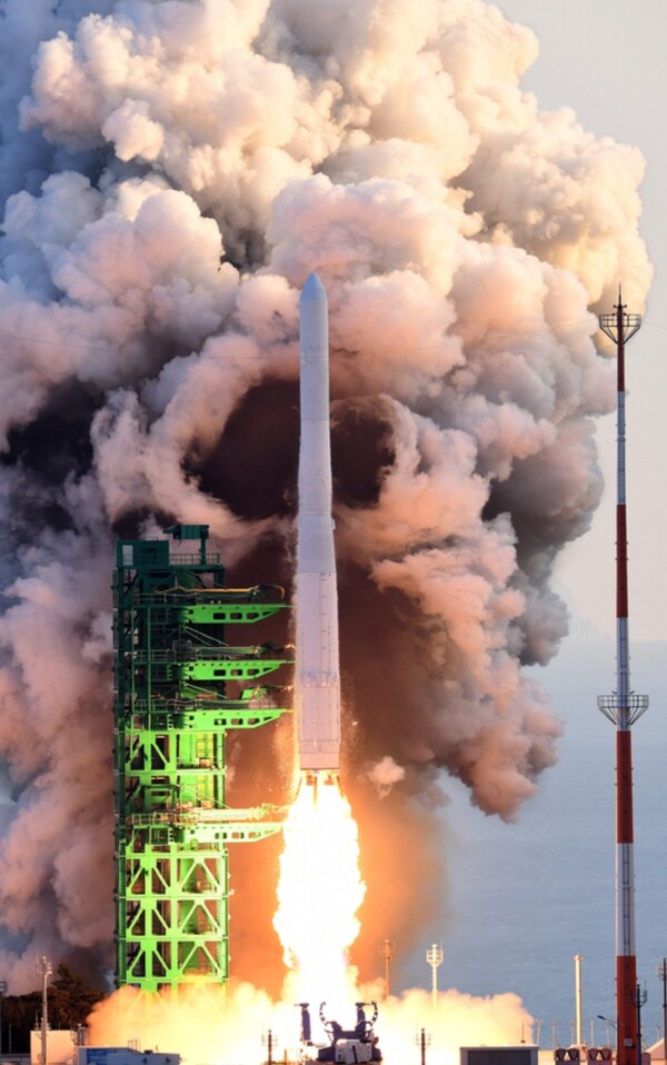 21일 고흥 나로우주센터 제2발사대에서 발사된 한국형 발사체 누리호(KSLV-Ⅱ)가 우주를 향해 비행하고 있다 (사진=한국항공우주연구원)