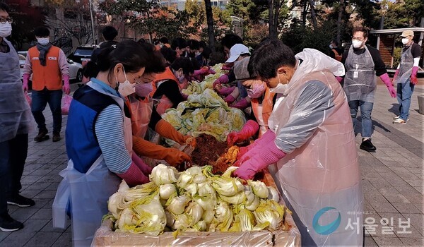  (사)오산시자원봉사센터가 지난 3일 세교마을봉사센터에서 사랑의 김장나눔 봉사활동을 펼쳤다. /오산시자원봉사센터