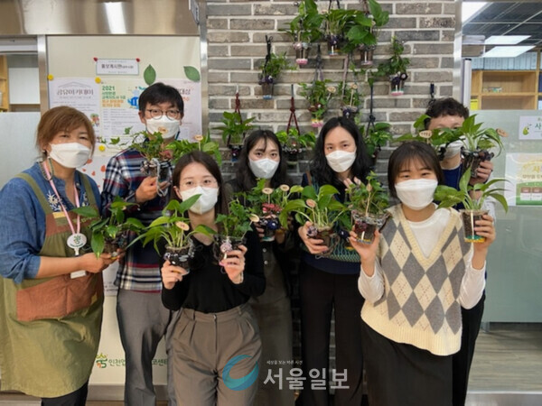 미추홀구 인천업사이클에코센터는 양말목과 플라스틱 컵 등을 활용한 업사이클링 작품만들기를 실시했다. (사진/미추홀구청)