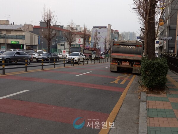 인천시 서구 신현동 롯데마트 부근 왕복 4차로에 대형트럭이 한 차선을 막고 있다.(사진/이원희 기자)