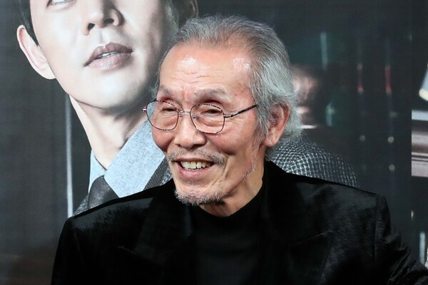 배우 오영수(78)가 한국인 최초로 미국 골든 글로브 시상식에서 남우조연상을 받았다. (사진/뉴시스)