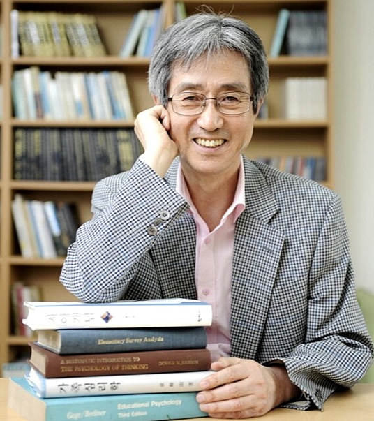 송 교수는 '혼공의 힘' 외 70여 권의 교육저서를 집필했다. 