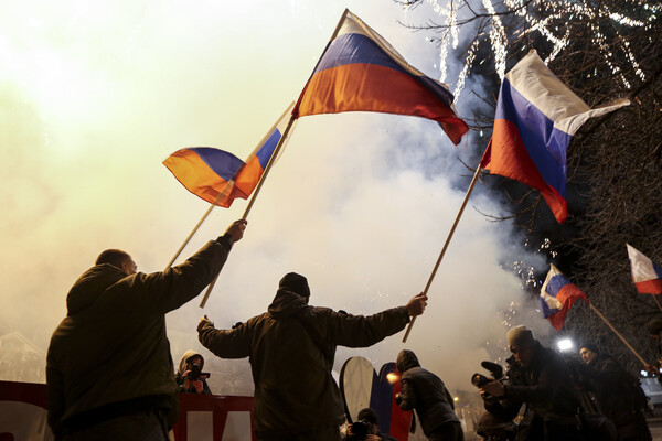 21일(현지시간) 우크라이나 동부 친 러시아 반군 지역인 도네츠크 중심가에서 사람들이 러시아 국기를 흔들며 독립을 축하하고 있다.  (사진/뉴시스)