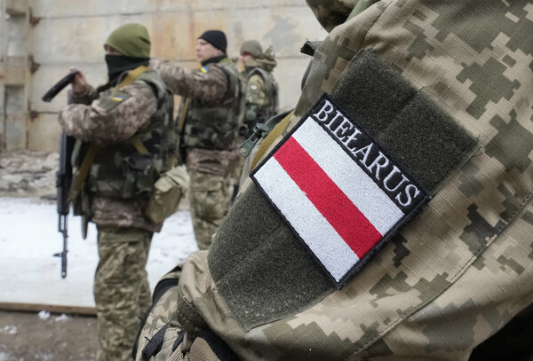8일(현지시간) 우크라이나 키이우에서 벨라루스 의용군이 군사 훈련을 받고 있다. 수백 명의 벨라루스인이 러시아에 맞서 싸우는 우크라이나를 돕기 위해 우크라이나에 도착했다. (사진/뉴시스)