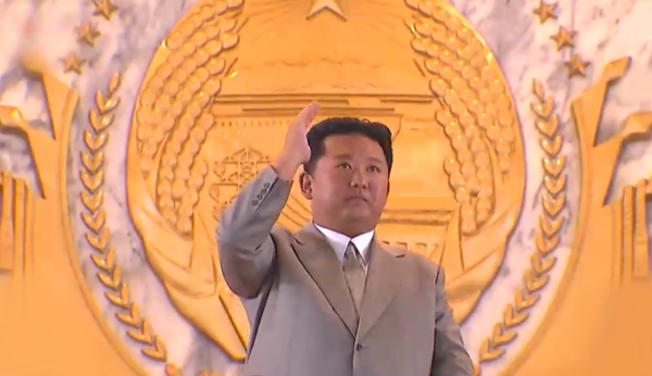 김정은 북한 국무위원장이 '조선인민혁명군' 창건 제90주년 야간 열병식에 참석해 핵 무력을 더욱 강화하겠다는 의지를 밝혔다.(사진=열병식에 참석한 김정은 국무위원장. 방송 캡처)