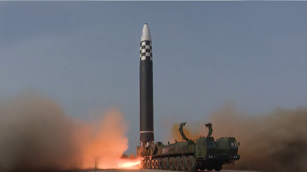 북한이  오늘 오전 6시쯤 ICBM급으로 보이는 탄도 미사일 3발을 동해 상으로 발사했다고 합동참모본부가 밝혔다.(사진=방송 캡처)