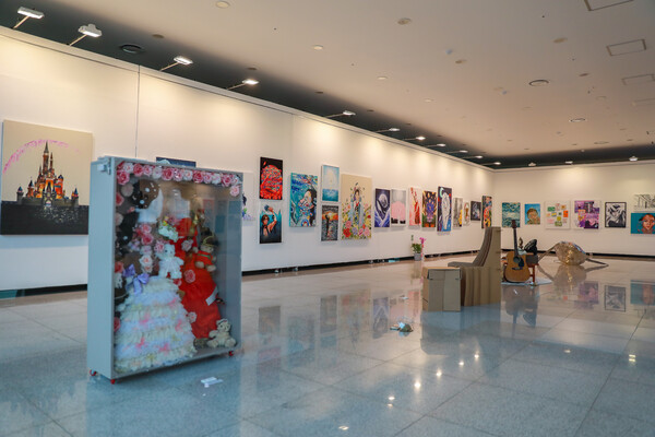 포항예술고등학교 학생들의 작품전 ‘송산 [그리기 혹은 메꾸기]’라는 주제로 열리고 있다.