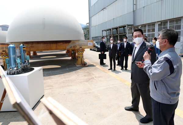 윤석열 대통령이 22일 경남 창원 두산에너빌리티 원자력 공장을 방문해 APR1400 원자력발전소 조감도를 살펴보고 있다. /뉴시스