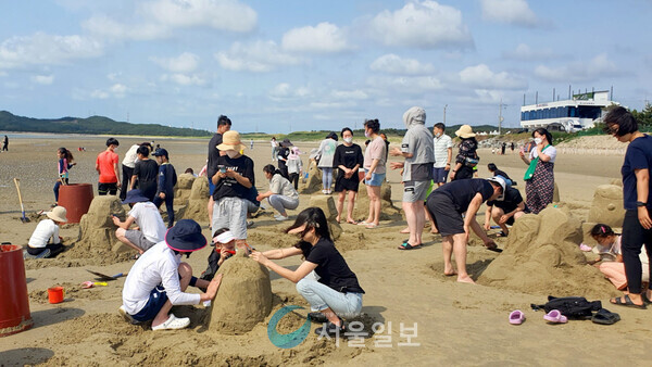 태안군 신두리 해안사구에서 진행되는 모래조각 체험교실이 관광객들로부터 큰 인기를 얻고 있다. (사진/태안군청)