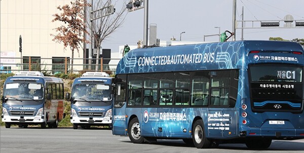 국토부와 한국교통연구원이 지난해 11월 세종시 일대에서 자율주행 버스를 C-ITS(차세대 지능형 교통체계)로 관제해 수요에 맞게 탄력적으로 운행하는 ‘자율협력 대중교통시스템’ 시연 행사를 하고 있다. (사진=국토부 제공)