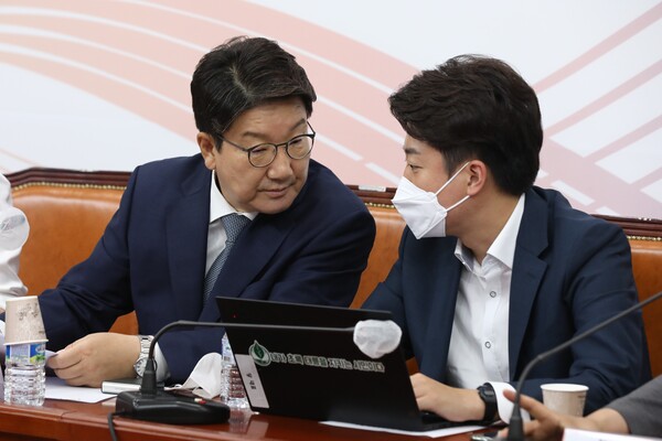 국민의힘 이준석(오른쪽) 대표와 권성동 원내대표가 27일 오전 서울 여의도 국회에서 열린 최고위원회의에 참석해 대화를 나누고 있다. (공동취재사진/뉴시스)