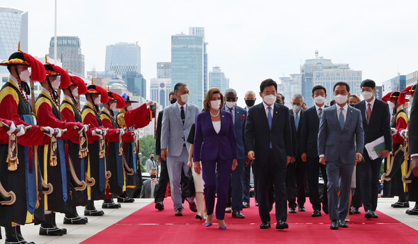 한국을 방문 중인 낸시 펠로시 미 하원의장이 4일 국회 본청 앞에서 김진표 국회의장과 의장대 사열을 받으며 나란히 걸어 들어 오고 있다. /뉴시스
