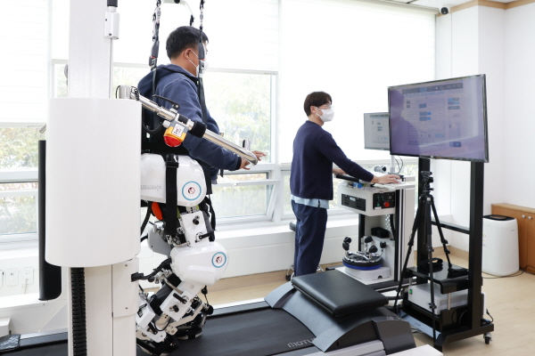 안정경씨가 기흥장애인복지관에 설치된 워크봇G에 올라 재활치료를 받고 있다. (사진/용인특례시청) 