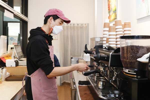 수지장애인복지관 까페 뜨랑슈아 SAY 매니저 김준형 씨가 커피를 내리고 있다. (사진/용인특례시청) 