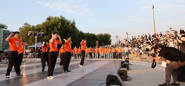 서울 반포한강공원 예빛섬에서 열린 2022 서울생활예술페스티벌 COLLABO 250 사전 공개 행사에서 스트리트 댄스 공연이 펼쳐지고 있다.
