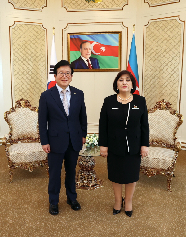 2021년 8월 19일, 아제르바이잔을 공식 방문 중인 박병석 국회의장이 ‘사히바 가파로바’ 국회의장과 회담 전 기념촬영을 하고 있다. (사진/뉴시스) 