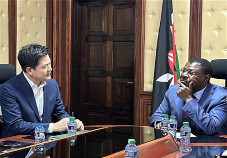 . 김태호 외통위원장과 모세스 웨탄굴라 케냐 하원의장이 한-케냐 관계 발전 및 한-아프리카 협력 강화 방안에 대해 논의하고 있다. (사진/국회외통위원회)