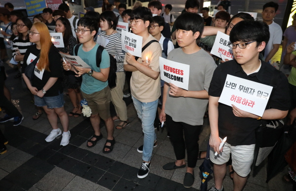 2018년 6월 30일, 제주도 예멘 난민 수용에 찬성하는 시민들이 서울 종로구에서 집회를 열고 인도척 차원의 난민 수용을 촉구하고 있다. (사진/뉴시스) 