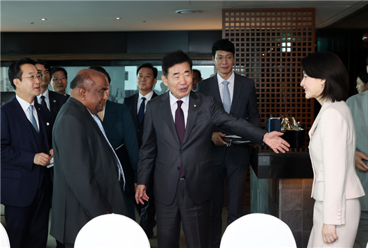 김진표 의장이 아베와르다나 의장에게 배우 이영애씨를 소개하고 있다. (사진/국회의장실)