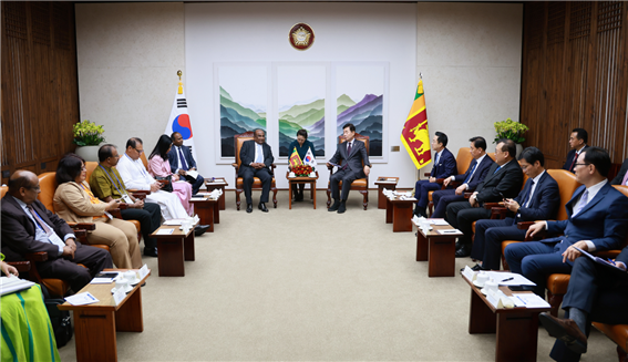 김진표 의장과 스리랑카의 아베와르다나 의장이 회담하고 있다. (사진/국회의장실)