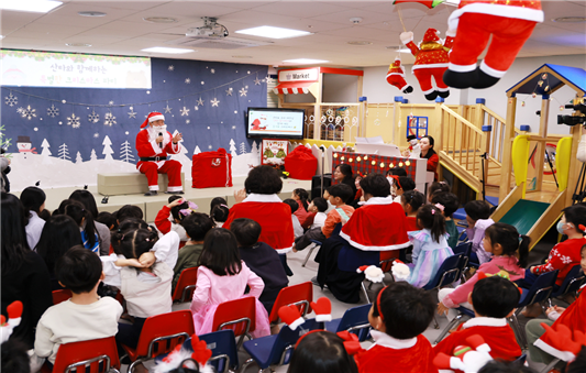  12월 19일 오전 선물을 가지고 국회어린이집을 방문한 김진표 국회의장이 어린이들과 함께 캐롤을 부르고 있다. (사진/국회의장실) 