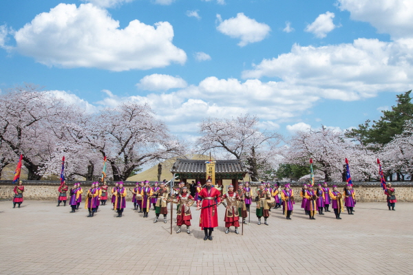 신라고취대가 지난해 3월 벚꽃시즌을 맞아 분황사에서 야외 특별공연을 펼치고 있다. (사진/경주시) 