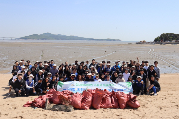 인천중구자원봉사센터는 ‘인천국제공항보안(주)’직원들과 '반려해변 환경정화활동'을 실시했다고 밝혔다.