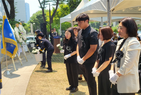 69주년 호국 보훈의달 전사,순직경찰관 추념식에 참석한  순직경찰 미망인과 유자녀 (사진/주창보)