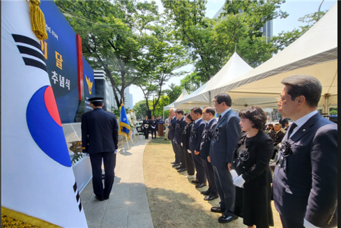 경찰청과 경찰위원회, 재향경우회 관계자들이 전상,순직 경찰관 추념식에 참석해 봉헌하고 있다. (사진/주창보)