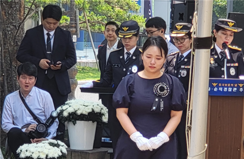 69주년 호국 보훈의달 전사,순직경찰관 추념식에서 순직자 남편의 명패를 봉안하는 젊은 미망인 (사진/주창보)