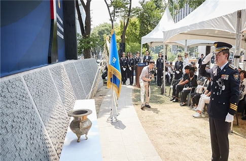 윤희근 경찰청장 거수경례, 경찰기념공원내 명패봉안 추념식 1만3830의 명패가 봉안되어 있다.(사진/주창보)