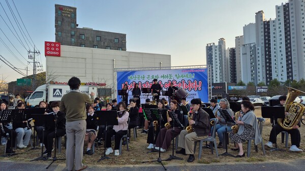 서산 대산공단 근로자 위해 ‘퇴근길 응원 연주회’