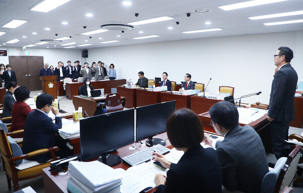 ▲ 행정교육위원회(위원장 손병화)는 송파구의회 제1회의실에서 소관 부서 국·과장들의 선서를 받고 있다