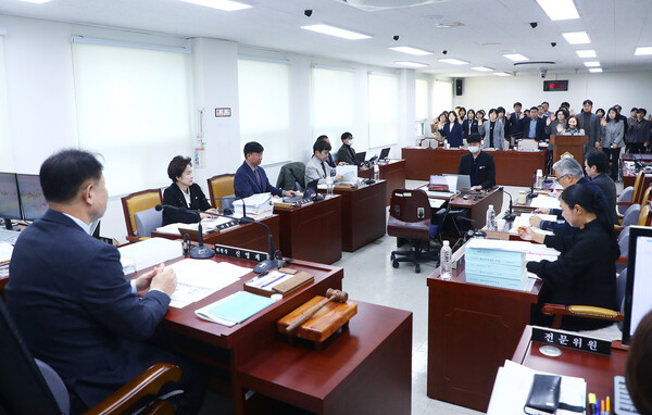 ▲ 재정복지위원회(위원장 신영재)는 송파구의회 제2회의실에서 소관 부서 국·과장들의 선서를 받고 있다