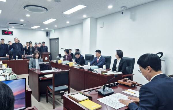 ▲ 도시건설위원회(위원장 이강무)는 송파구의회 제3회의실에서 소관 부서 국·과장들의 선서를 받고 있다